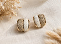 Boucles d'Oreilles Créoles Demi-Lune en Raphia Tissé Bicolore – Style Bohème Chic