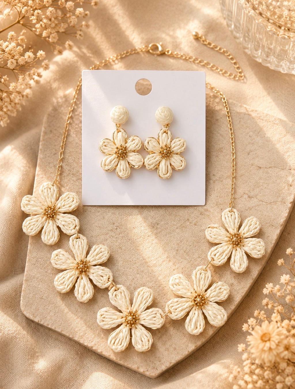 Parure Bohème Fleurs en Raphia Blanc Tissé Main – Collier Pendentif & Boucles d'Oreilles Assorties