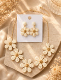 Parure Bohème Fleurs en Raphia Blanc Tissé Main – Collier Pendentif & Boucles d'Oreilles Assorties