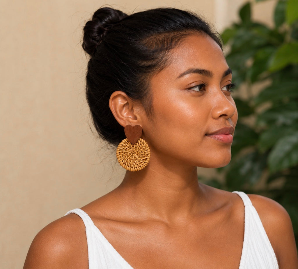 Boucles d'Oreilles "Esmée" en Rotin Tressé et Cœur Bois – Style Bohème