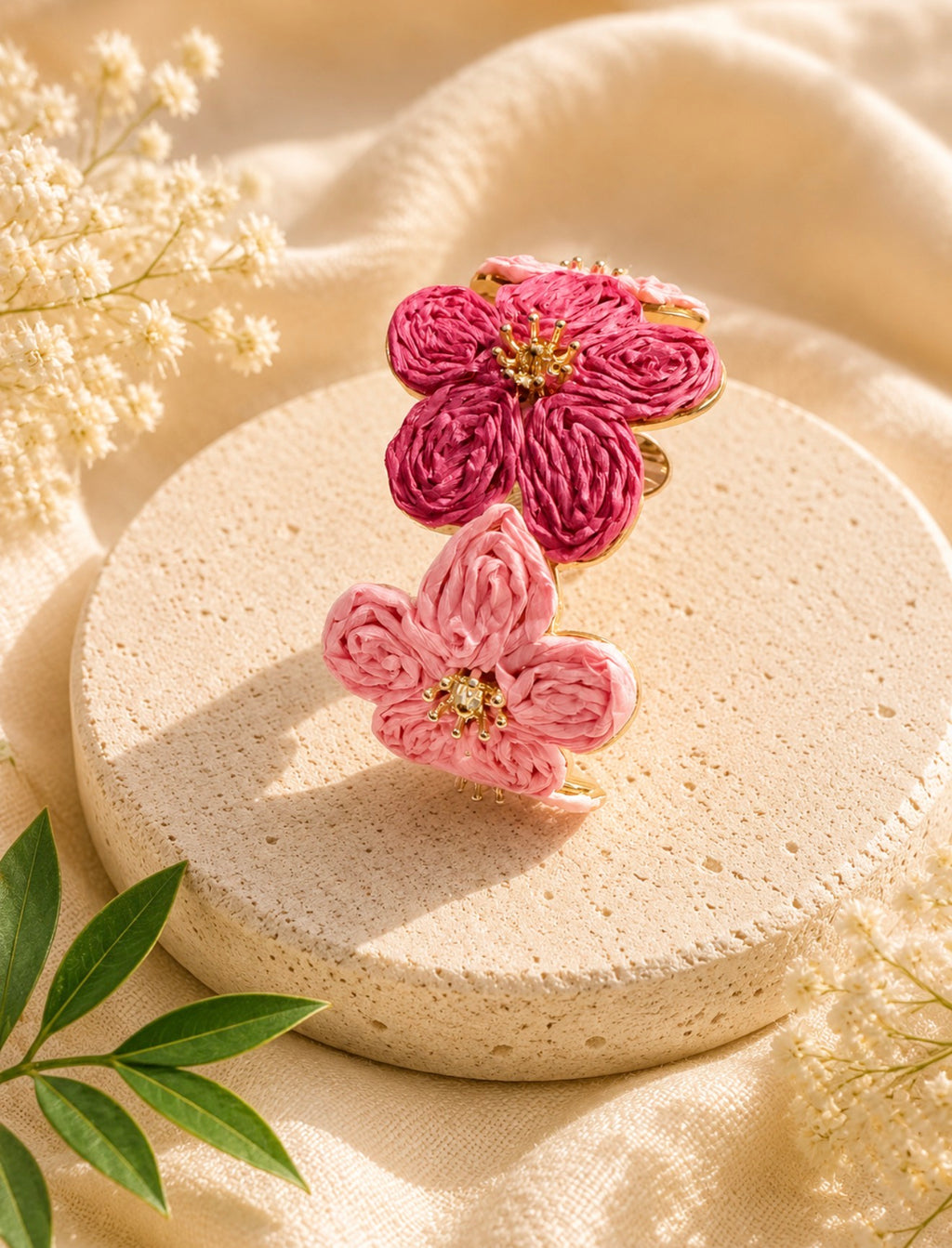 Bracelet Jonc Ajustable Doré Fleurs en Raphia Rose – Style Bohème Chic