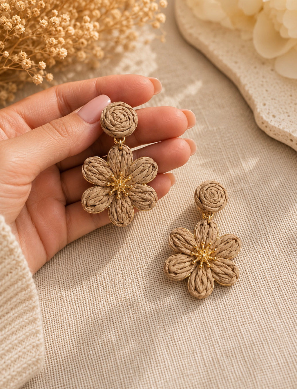 Boucles d'Oreilles Pendantes Fleurs en Raphia Tressé et Cœur Doré – Style Bohème Chic