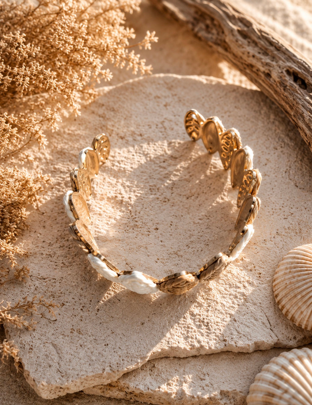 Bracelet Manchette Rigide Doré Ovales en Raphia Tricolore – Collection Sable & Terre