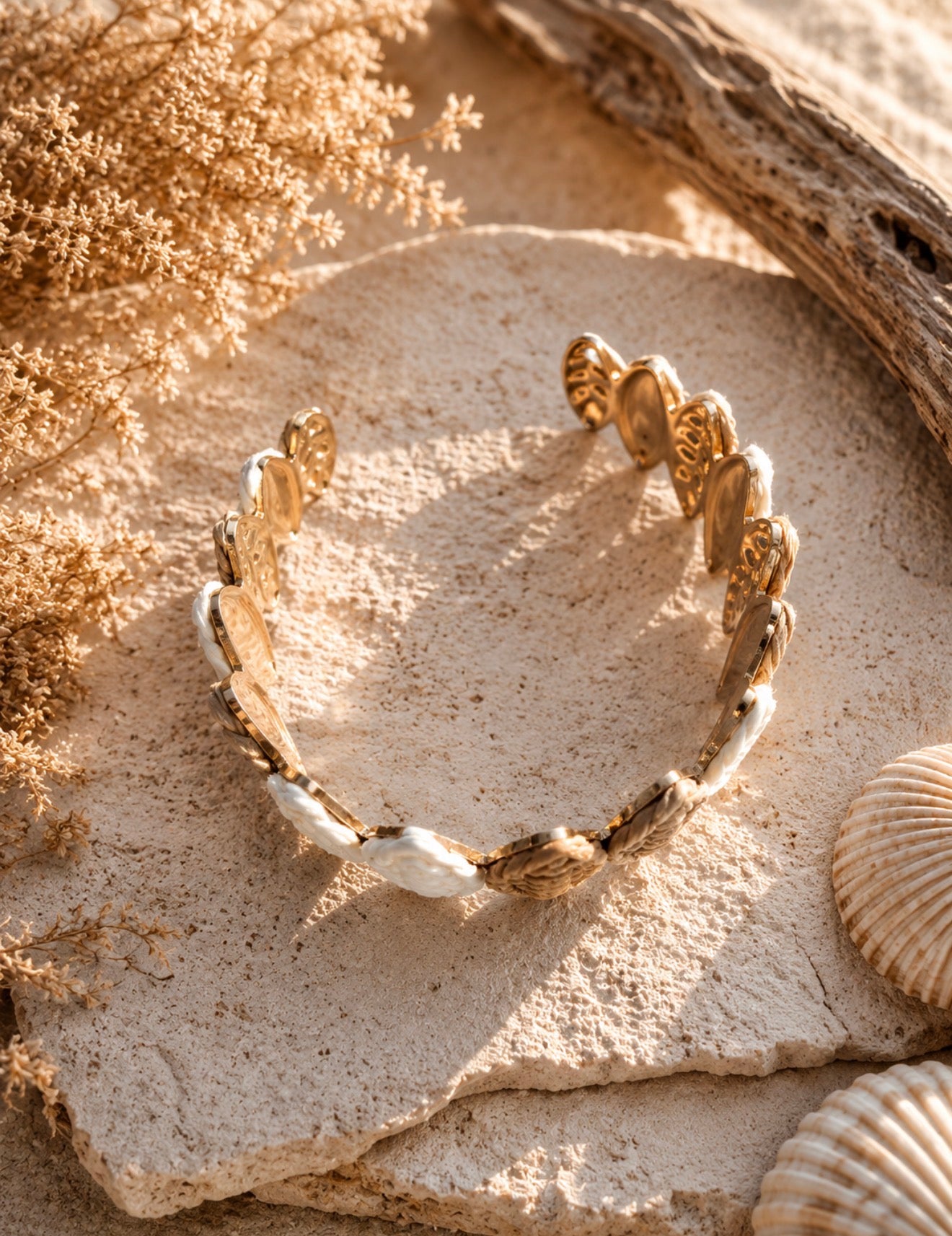 Bracelet Manchette Rigide Doré Ovales en Raphia Tricolore – Collection Sable & Terre