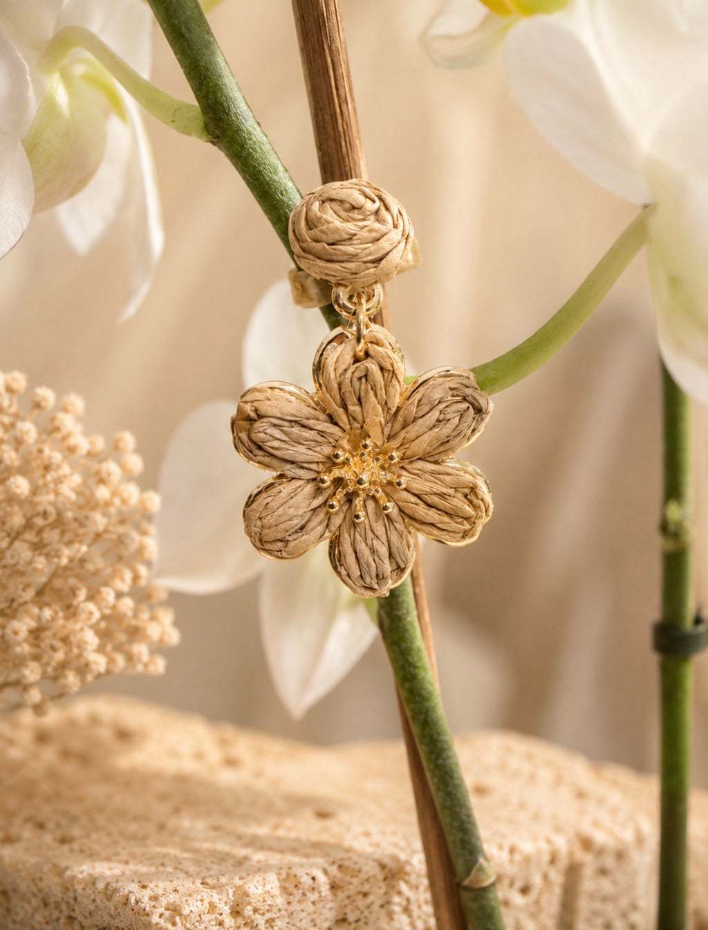 Boucles d'Oreilles Pendantes Fleurs en Raphia Tressé et Cœur Doré – Style Bohème Chic