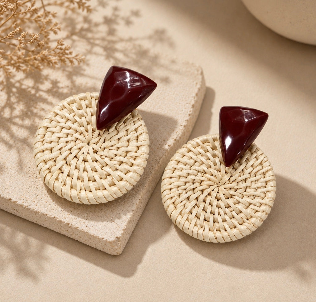 Boucles d'Oreilles Pendantes en Rotin Tissé et Résine Géométrique – Collection Bohème Chic