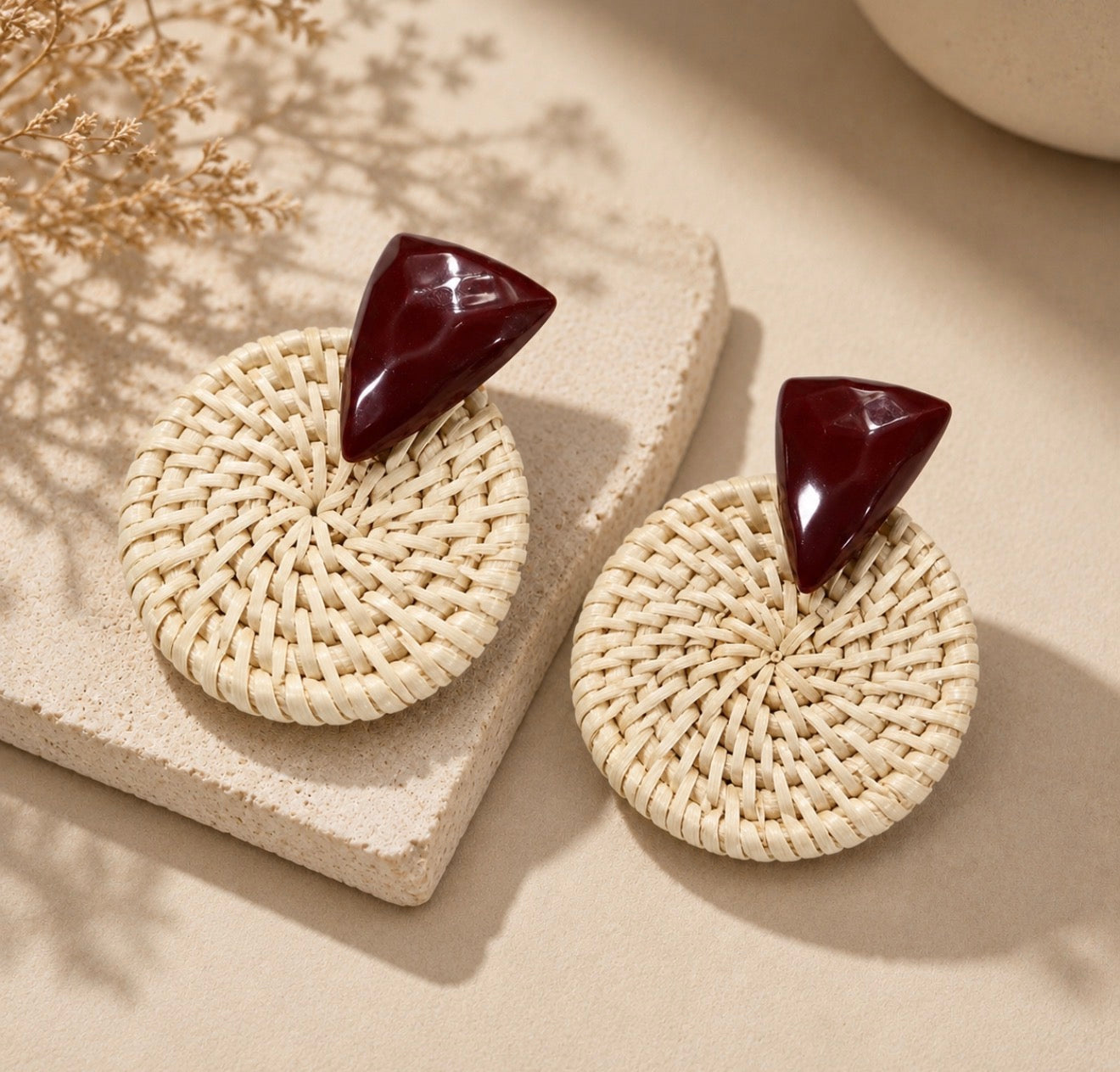 Boucles d'Oreilles Pendantes en Rotin Tissé et Résine Géométrique – Collection Bohème Chic