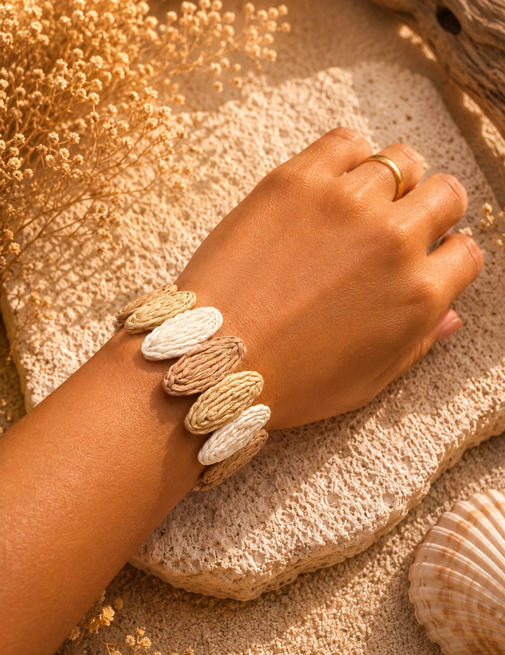 Bracelet Manchette Rigide Doré Ovales en Raphia Tricolore – Collection Sable & Terre