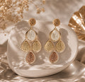 Succombez au charme naturel et solaire de nos boucles d'oreilles pendantes en raphia !
