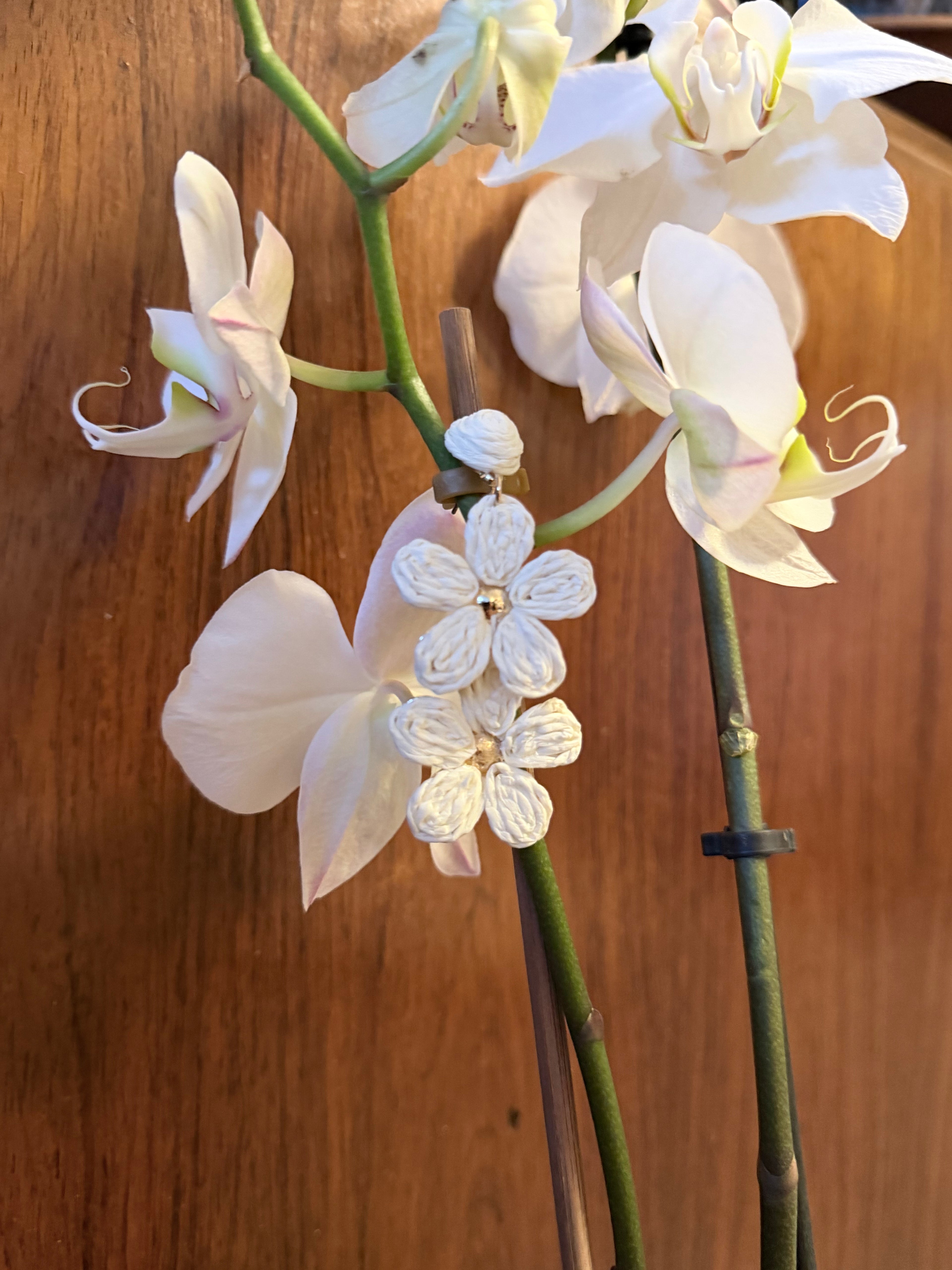 Boucles d'Oreilles Pendantes Doubles Fleurs en Raphia – Style Bohème & Vacances