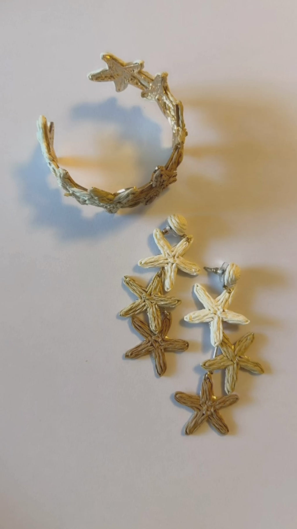 Parure de Bijoux "Étoiles de mer" - Bracelet Manchette et Boucles d'oreilles en Raphia Naturel