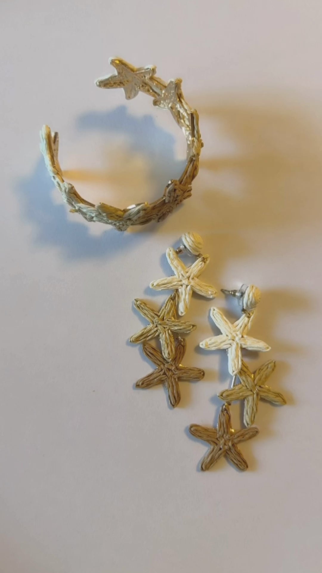 Parure de Bijoux "Étoiles de mer" - Bracelet Manchette et Boucles d'oreilles en Raphia Naturel
